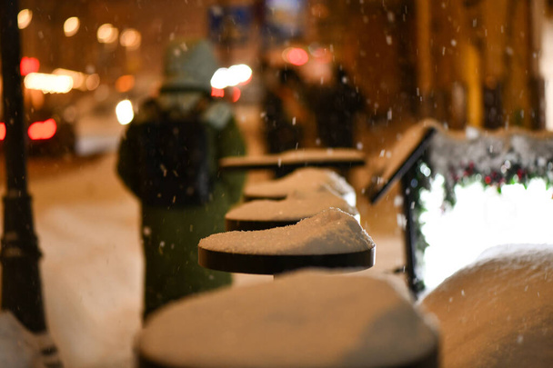 Las linternas brillan en la calle, que está cubierta de nieve. En febrero, el tiempo en Europa se convirtió realmente invierno. - Foto, Imagen