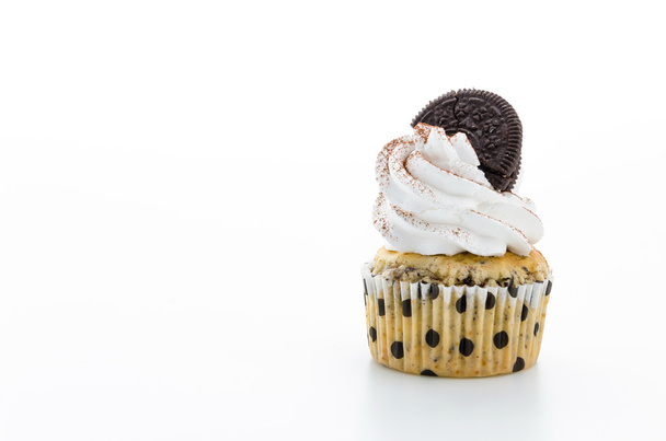 Cupcakes geïsoleerd op witte achtergrond - Foto, afbeelding