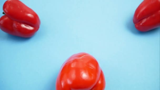група червоних солодких перців на білому тлі, дзвіночки, паприка, зупинка анімації руху
 - Кадри, відео