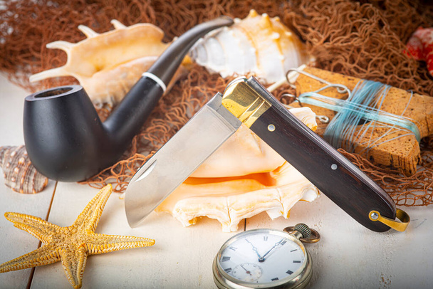 Урожай натюрморт про риболовлю з трубою і матросовим ножем
 - Фото, зображення