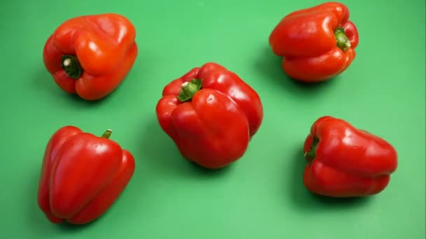 gruppo di peperoni rossi su sfondo bianco, peperoni, paprica, animazione stop motion - Filmati, video