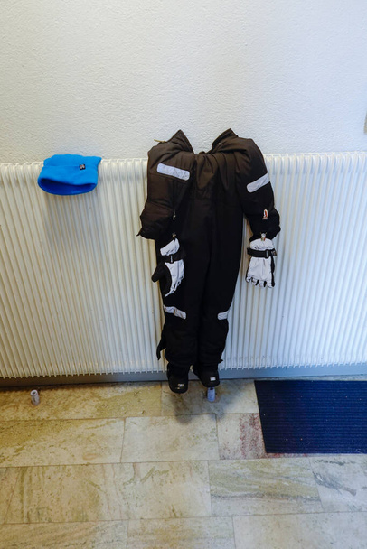 スウェーデンのストックホルム子供の冬はラジエーターで乾燥しています. - 写真・画像