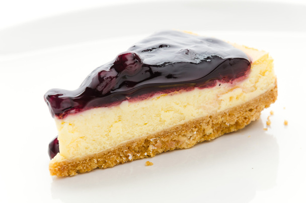 ブルーベリーのチーズケーキ分離した白い背景 - 写真・画像