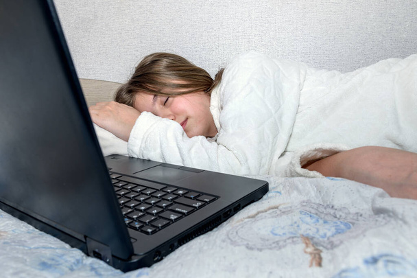 Probeerde schoolmeisje viel in slaap tijdens het doen van huiswerk met de laptop. Meisje moe van het examen voor te bereiden of te studeren op kantoor - Foto, afbeelding