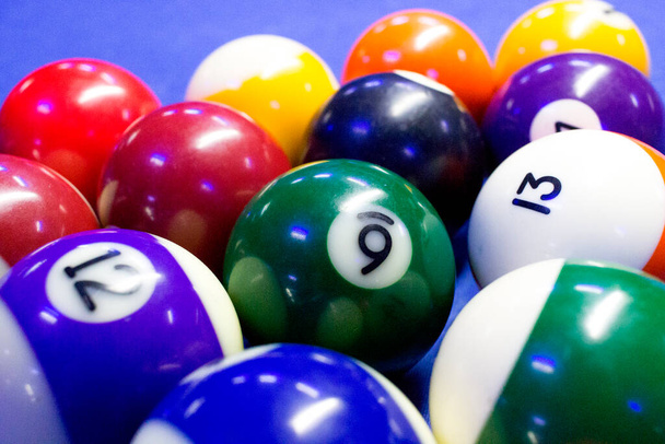 цветные шарики на голубом бильярдном столе - Фото, изображение