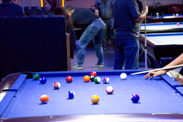 pelotas de billar en mesa hombre jugando  - Fotó, kép