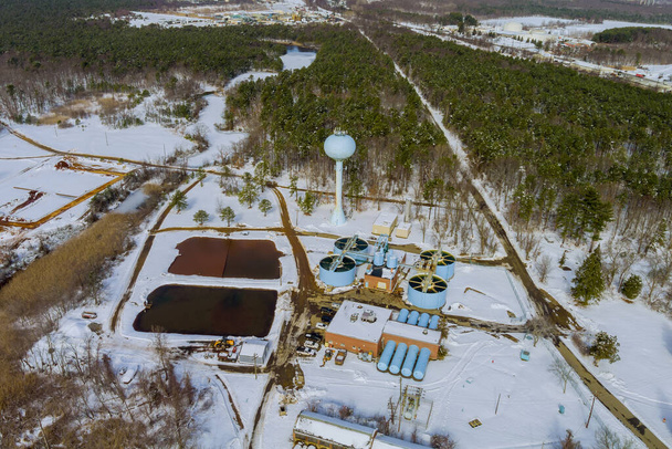 Veduta aerea del moderno impianto di depurazione industriale al lavoro nella stagione invernale - Foto, immagini