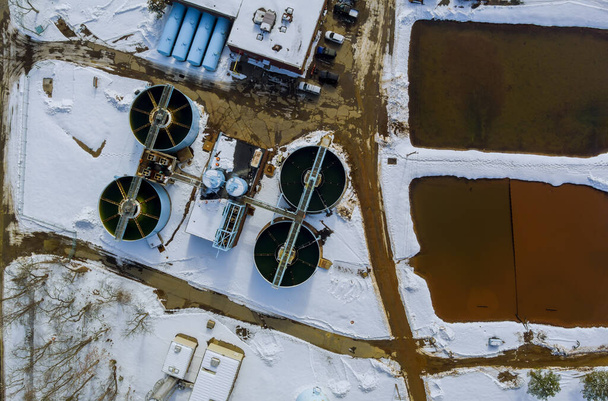 Vista de planta de tratamiento de aguas residuales en temporada de invierno con granja de aguas residuales contaminación ambiental ecológica - Foto, Imagen