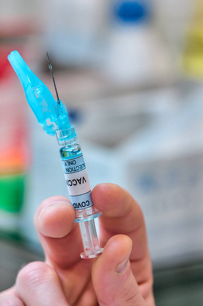 kizárólag "covid vaccine injection" felirattal ellátott fecskendő" - Fotó, kép
