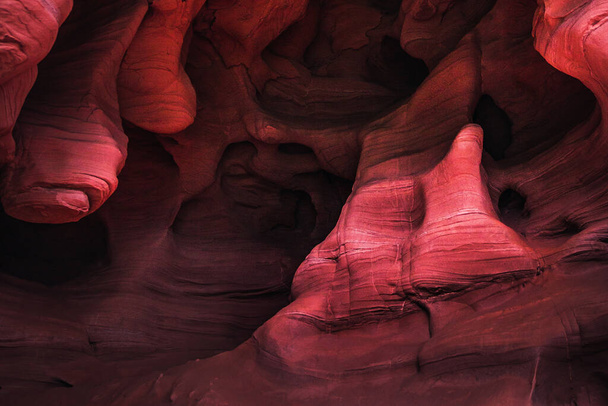 Incroyables formations de grès à l'intérieur d'une grotte dans les grottes de Coves De Can Riera à Torrelles, Barcelone, Catalogne, Espagne. Couleurs rouges éclatantes de roche érodée avec des formes ondulatoires similaires au célèbre Grand Canyon, États-Unis. - Photo, image