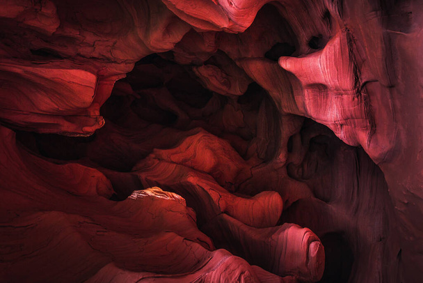 Úžasné pískovcové útvary uvnitř jeskyní ve slavném Grand Canyonu a Antelope Canyonu, USA. Žhavé červené barvy nahlodané skály. Abstraktní struktura vln. - Fotografie, Obrázek