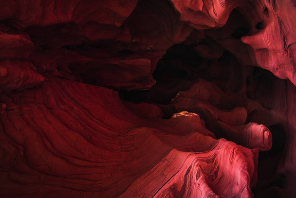 Erstaunliche Sandsteinformationen in einer Höhle im berühmten Grand Canyon und Antelope Canyon, USA. Leuchtend rote Farben erodierten Gesteins. Abstrakte Welle formt Textur. - Foto, Bild