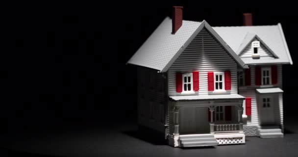 4k Spot Lit Model Huis langzaam roteren op donkere achtergrond. - Video