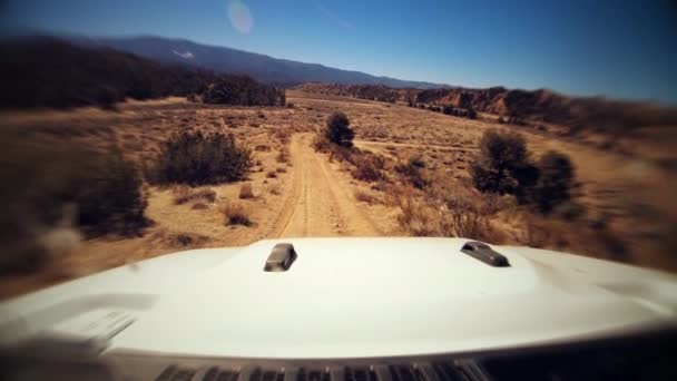 Ajo hitaasti Dirt Road Trail Kaliforniassa erämaassa - Materiaali, video