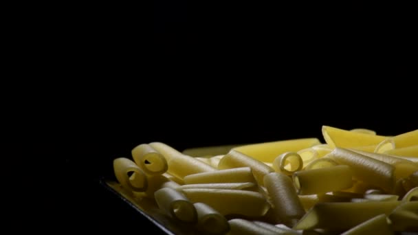 Macaroni cru dans un plateau noir tournant - Séquence, vidéo