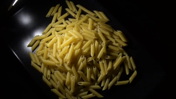 Macaroni dans une plaque noire tournant - Séquence, vidéo