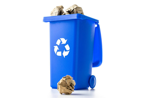 Altpapier. Blauer Mülleimer zum Recyceln von Kunststoff und Glas, isoliert auf weißem Hintergrund. Müllcontainer zur Entsorgung von Müll und zur Schonung der Umwelt. - Foto, Bild