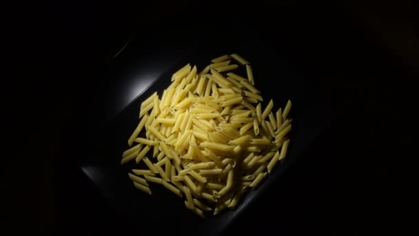 Macaronis crus dans un plateau noir tournant - Séquence, vidéo