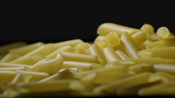 Macaronis crus dans un virage en montagne - Séquence, vidéo