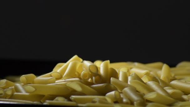 Macaronis crus avec gyrating de lumière intime - Séquence, vidéo