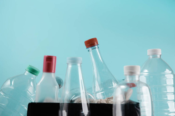 Variedades de botellas de plástico usadas aisladas sobre fondo azul. Campaña de Reutilización, Reciclaje y Residuos Cero - Foto, Imagen