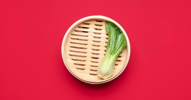 Chinese baozi dumplings, koken video stop motion animatie. Gestoomde xiao lange bao, bovenaanzicht, op een rode achtergrond. Traditioneel Chinees eten. - Video