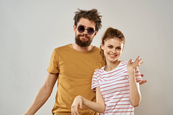mies aurinkolasit vieressä nainen raidallinen t-paita tunteita viestintä muoti studio hauskaa - Valokuva, kuva