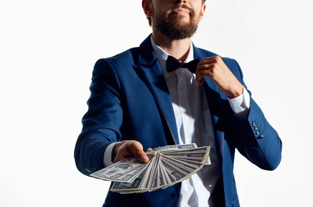 un hombre con un traje clásico con un fajo de billetes de banco modelo de finanzas de negocios - Foto, Imagen