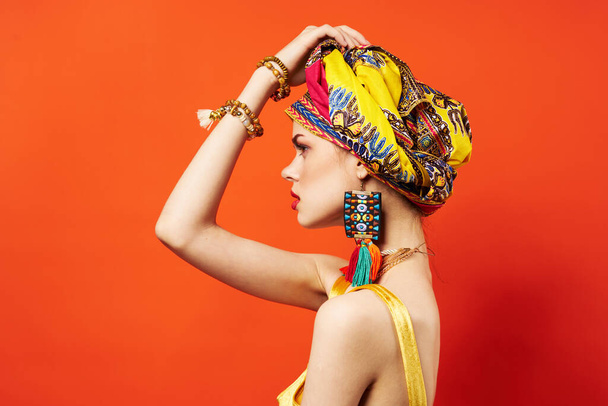 привлекательная женщина восточного стиля голову тюрбан украшения этническая принадлежность - Фото, изображение