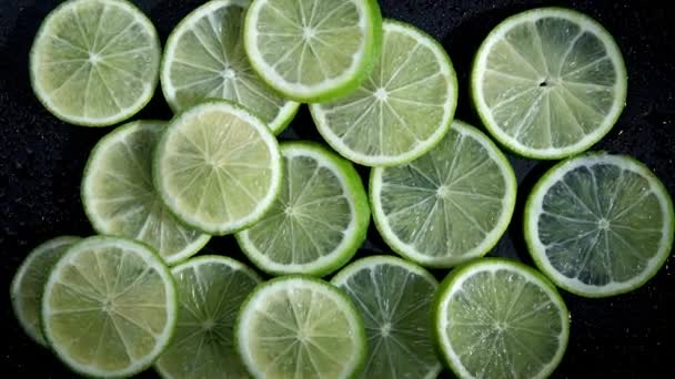 Lime slices close seup, macro background, fruits top view. Поворачивай. свежая лайм для приготовления напитков - Кадры, видео