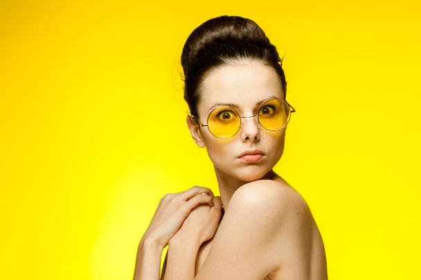 mujer con hombros desnudos gafas amarillas emociones - Foto, imagen