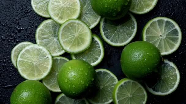 Lime slices close seup, macro background, fruits top view. Поворачивай. свежая лайм для приготовления напитков - Кадры, видео