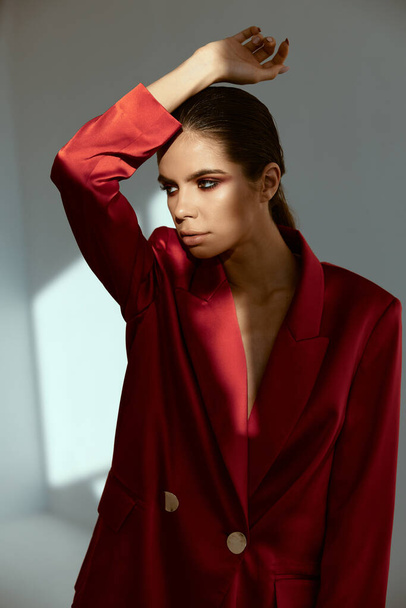 brunette kanssa kirkas meikki punainen takki muoti lähikuva - Valokuva, kuva