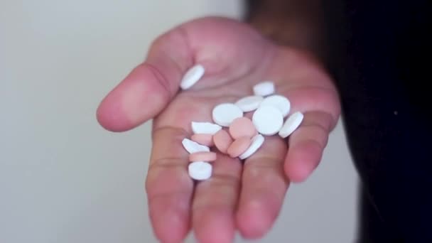 Manos de hombre con muchas píldoras médicas - Metraje, vídeo