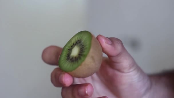 Mladý arabský muž drží Kiwi ovoce a rotující a kontrolu - Záběry, video