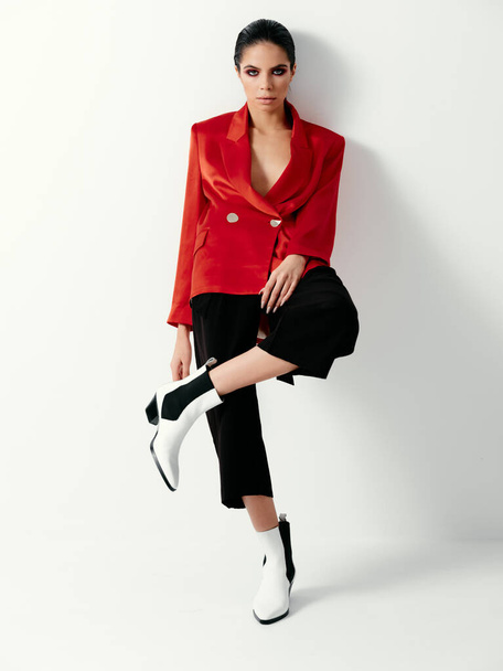 mulher atraente roupas da moda vermelho jaqueta luz isolado fundo - Foto, Imagem