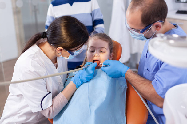 Kislány szájjal nyitott során üregi kezelés - Fotó, kép