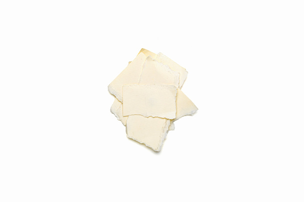 пучок рваних жовтих шматочків паперу, ізольовані на білому
 - Фото, зображення