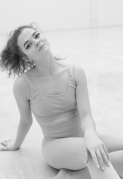 Schwarz-Weiß-Foto von flexiblen schlanken jungen Mädchen Ballerina. BW - Foto, Bild