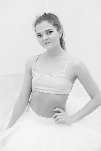 Black and white photo of flexible slender young girl ballerina. BW - Foto, afbeelding
