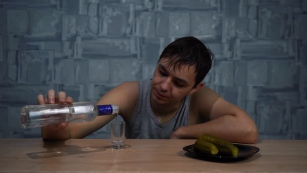 Alkoholisierter Mann trinkt allein zu Hause Wodka - Filmmaterial, Video