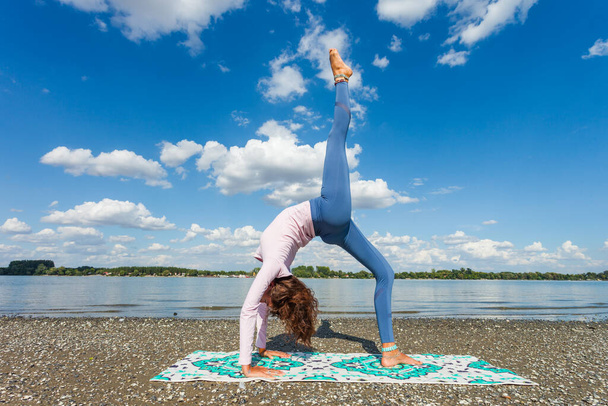zdravý životní styl mladá žena praxe jóga na řece pláži na čerstvém vzduchu slunečný letní den  - Fotografie, Obrázek