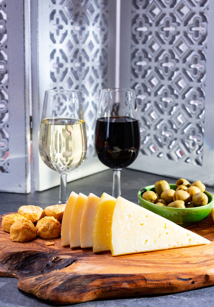 Ochutnávka opevněného andaluského suchého fina a sladkého sherry vína s tradičními španělskými tapas, zelenými olivami, kozím a ovčím sýrem manchego - Fotografie, Obrázek