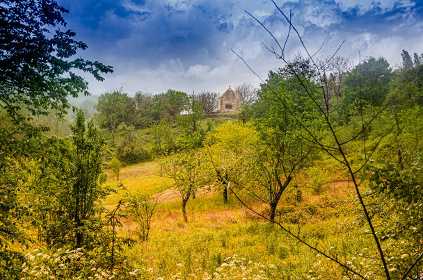 Маленька каплиця в дощовий день посеред лісу в середині Піренеїв у комуні авторе. Регіон Кверсі. франс - Фото, зображення