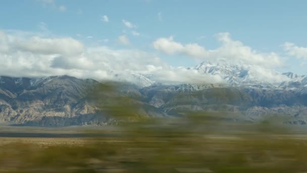Ταξίδι στην Κοιλάδα του Θανάτου, οδήγηση αυτοκινήτου στην Καλιφόρνια, ΗΠΑ. Ταξιδεύοντας με ωτοστόπ στην Αμερική. Αυτοκινητόδρομος, βουνά και ξηρή έρημος, άνυδρη κλιματική ερημιά. Επιβάτης POV από αυτοκίνητο. Ταξίδι στη Νεβάδα - Πλάνα, βίντεο