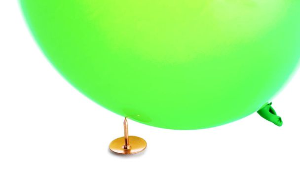 Kancelářský pin a vzduchový balón na bílém pozadí - Fotografie, Obrázek