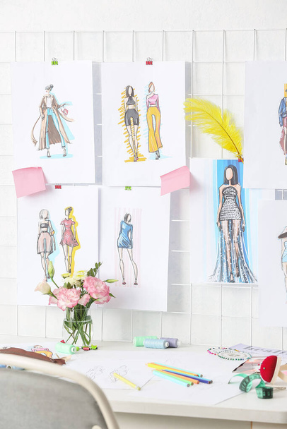 Diseñador de moda lugar de trabajo con bocetos en el estudio - Foto, imagen