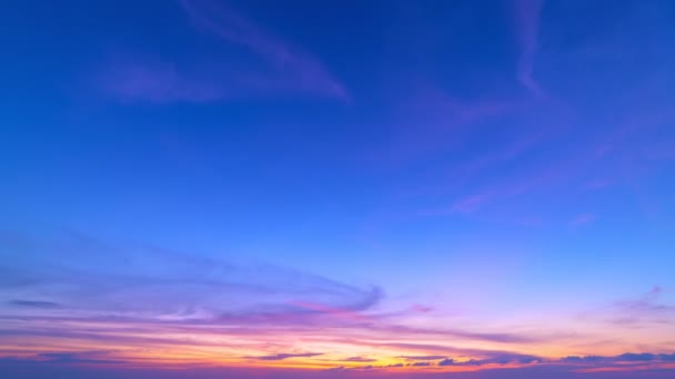 Nuvole tropicali epiche al tramonto o all'alba sul mare Timelapse Il sole tocca l'orizzonte Cielo rosso in ore d'oro incredibile paesaggio marino Oceano tramonti sulla spiaggia Il sole in nuvole fuso Fantastici tramonti naturali - Filmati, video