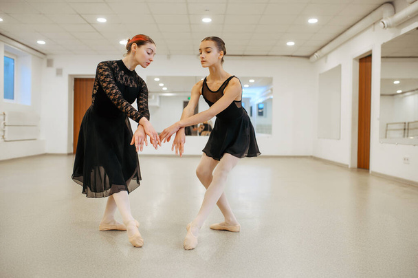 Öğretmen sınıfta genç balerinle prova yapıyor. Bale okulu, koreografi dersinde kadın dansçılar, Grace dansı yapan kızlar. - Fotoğraf, Görsel