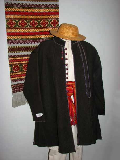 Староукраинская национальная гуцульская одежда в Музее народного искусства Гуцула и Покутья в Коломыи, Украина - Фото, изображение